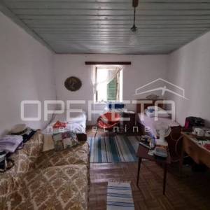 Autentična kamena kuća u srcu Grohota s dvorištem i parkingom