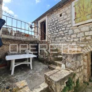 Autentična kamena kuća u srcu Grohota s dvorištem i parkingom