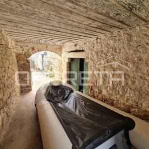 Autentična kamena kuća u srcu Grohota s dvorištem i parkingom