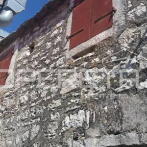 Autentična kamena kuća u srcu Grohota s dvorištem i parkingom