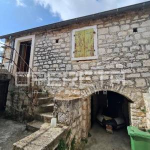 Autentična kamena kuća u srcu Grohota s dvorištem i parkingom