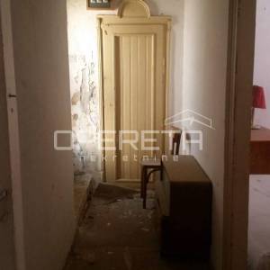 Autentična kamena kuća u srcu Grohota s dvorištem i parkingom