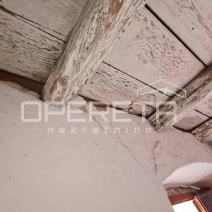 Autentična kamena kuća u srcu Grohota s dvorištem i parkingom