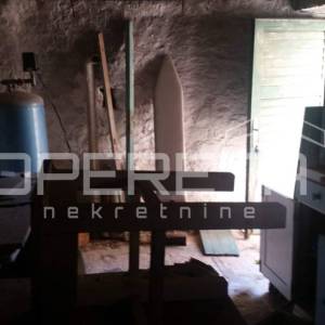 Autentična kamena kuća u srcu Grohota s dvorištem i parkingom