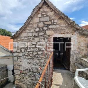 Autentična kamena kuća u srcu Grohota s dvorištem i parkingom