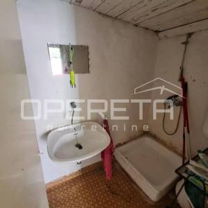 Autentična kamena kuća u srcu Grohota s dvorištem i parkingom