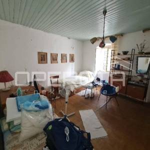 Autentična kamena kuća u srcu Grohota s dvorištem i parkingom