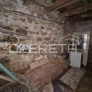 Autentična kamena kuća u srcu Grohota s dvorištem i parkingom