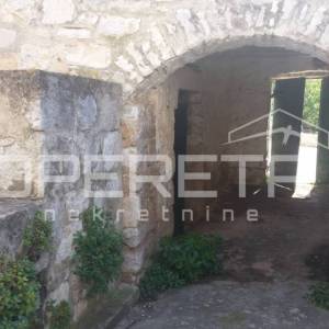 Autentična kamena kuća u srcu Grohota s dvorištem i parkingom