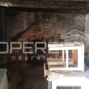 Autentična kamena kuća u srcu Grohota s dvorištem i parkingom