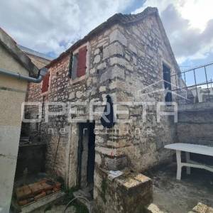 Autentična kamena kuća u srcu Grohota s dvorištem i parkingom