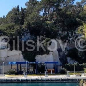 Benzinska pumpa  s apartmanskom kućom na otoku Brač