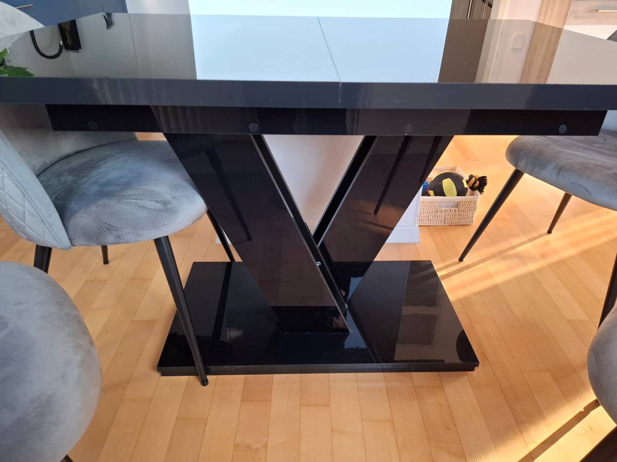 Blagovaonski stol na razvlačenje