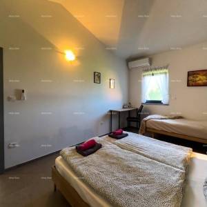 Blizina Barbana. Ekskluzivna ponuda, samo u našoj aganciji! Dvije, nove dvojne kuće, idealno jedna za življenje a druga za rent...