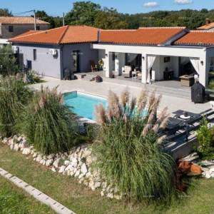 Blizina Barbana. Ekskluzivna ponuda, samo u našoj aganciji! Dvije, nove dvojne kuće, idealno jedna za življenje a druga za rent...