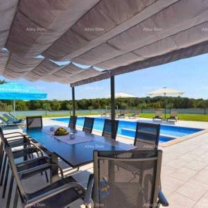 Blizina grada Fažane.  Prelijepa vila s bazenom.