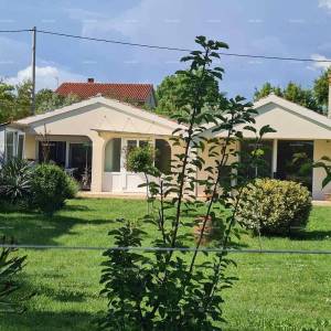 Blizina Ližnjana u malom istarskom mjestu, samostojeća kuća površine 103 m²