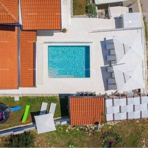 Blizina Novigrada, nova kuća sa bazenom.