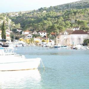 Brač, Bobovišća kuća prizemlje i roh bau potkrovlje 204 m2