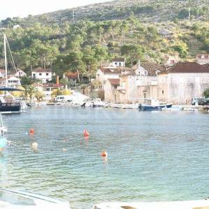 Brač, Bobovišća kuća prizemlje i roh bau potkrovlje 204 m2