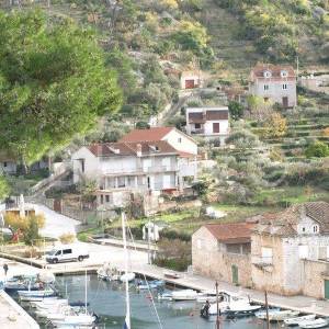 Brač, Bobovišća kuća prizemlje i roh bau potkrovlje 204 m2