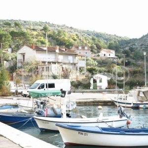 Brač, Bobovišća kuća prizemlje i roh bau potkrovlje 204 m2