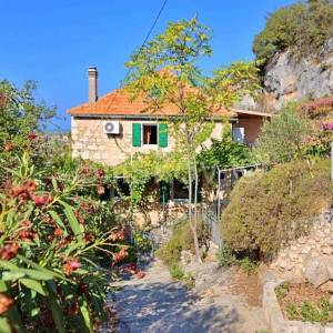 Brač, Bobovišća prodaja dvojna kamena kuća