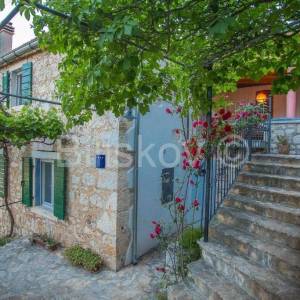 Brač, Bobovišća prodaja dvojna kamena kuća