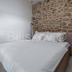 Brač, Bol, prodaja renovirana kamena kuća, 9 apartmana