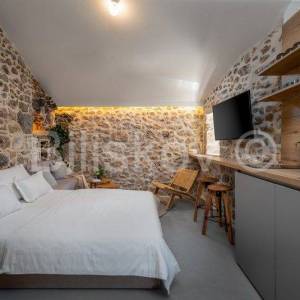 Brač, Bol, prodaja renovirana kamena kuća, 9 apartmana