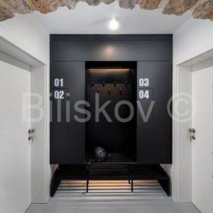 Brač, Bol, prodaja renovirana kamena kuća, 9 apartmana