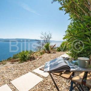 Brač, Bol, prodaja renovirana kamena kuća, 9 apartmana