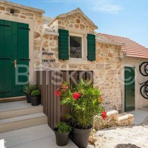 Brač, Bol, prodaja renovirana kamena kuća, 9 apartmana
