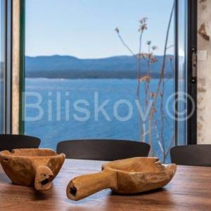 Brač, Bol, prodaja renovirana kamena kuća, 9 apartmana