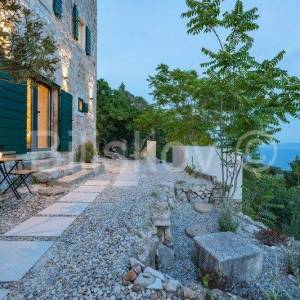 Brač, Bol, prodaja renovirana kamena kuća, 9 apartmana