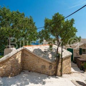 Brač, Bol, prodaja renovirana kamena kuća, 9 apartmana