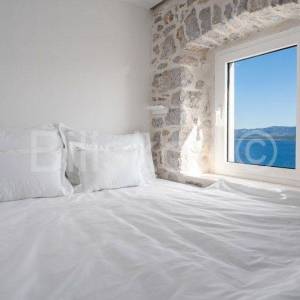 Brač, Bol, prodaja renovirana kamena kuća, 9 apartmana