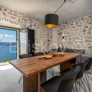 Brač, Bol, prodaja renovirana kamena kuća, 9 apartmana