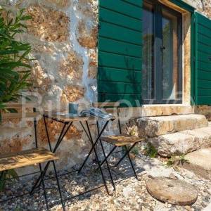 Brač, Bol, prodaja renovirana kamena kuća, 9 apartmana