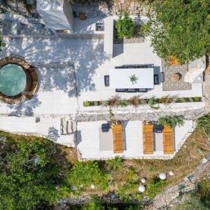 Brač, Bol, prodaja renovirana kamena kuća, 9 apartmana