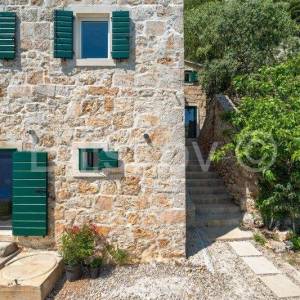 Brač, Bol, prodaja renovirana kamena kuća, 9 apartmana