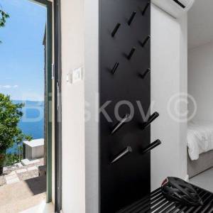 Brač, Bol, prodaja renovirana kamena kuća, 9 apartmana