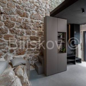 Brač, Bol, prodaja renovirana kamena kuća, 9 apartmana