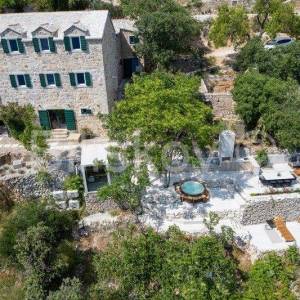 Brač, Bol, prodaja renovirana kamena kuća, 9 apartmana