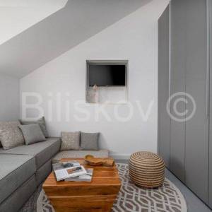 Brač, Bol, prodaja renovirana kamena kuća, 9 apartmana