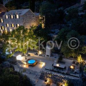 Brač, Bol, prodaja renovirana kamena kuća, 9 apartmana