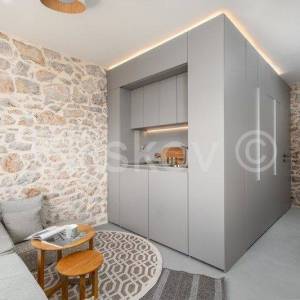 Brač, Bol, prodaja renovirana kamena kuća, 9 apartmana