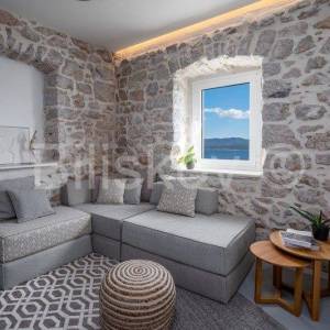 Brač, Bol, prodaja renovirana kamena kuća, 9 apartmana