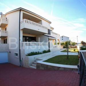 Brač, luksuzna kuća u prvom redu