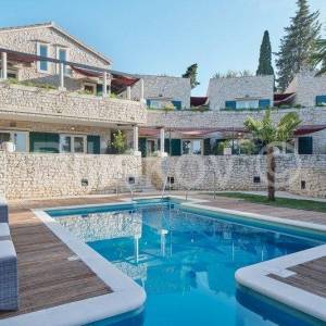 Brač, luksuzna vila – 1 red uz more! 